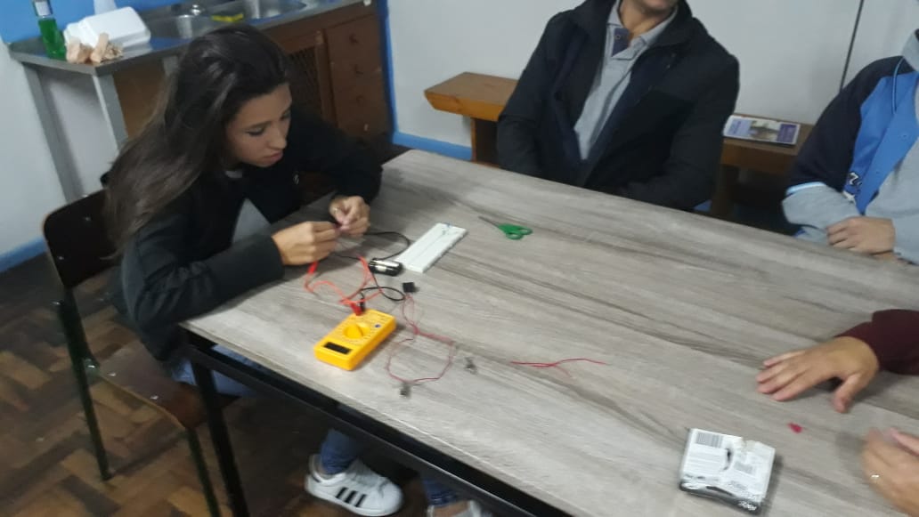 Alunos do CEEBJA Guarapuava realizando oficina de eletricidade.