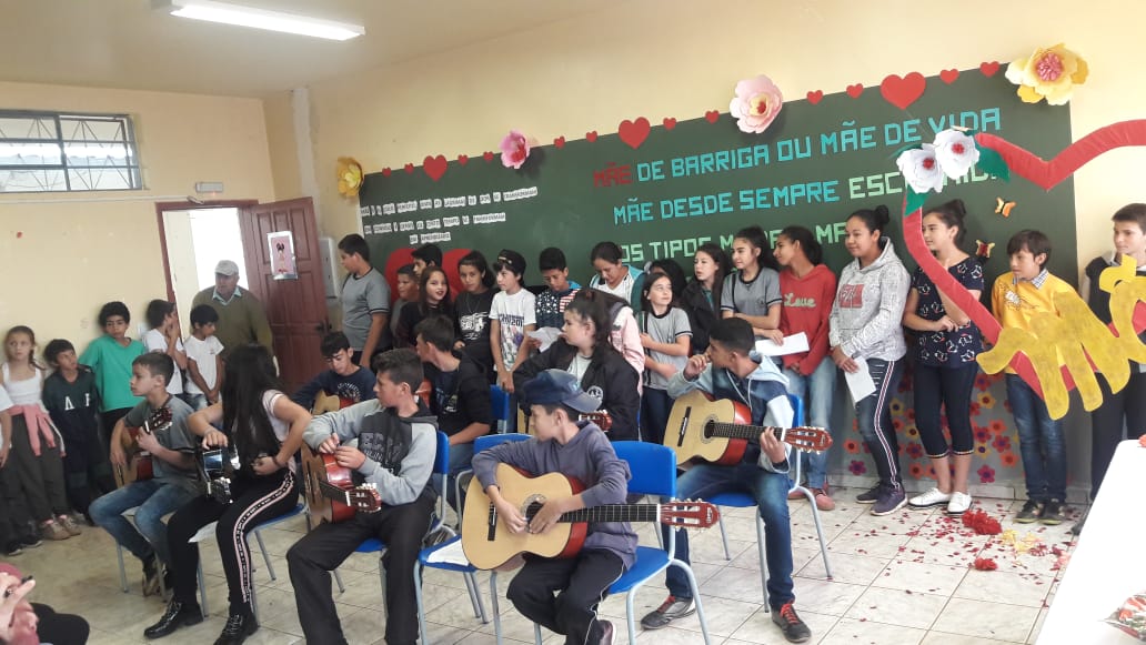 Alunos do Colégio Estadual do Campo Antonia Ayres em homenagem para as mães.
