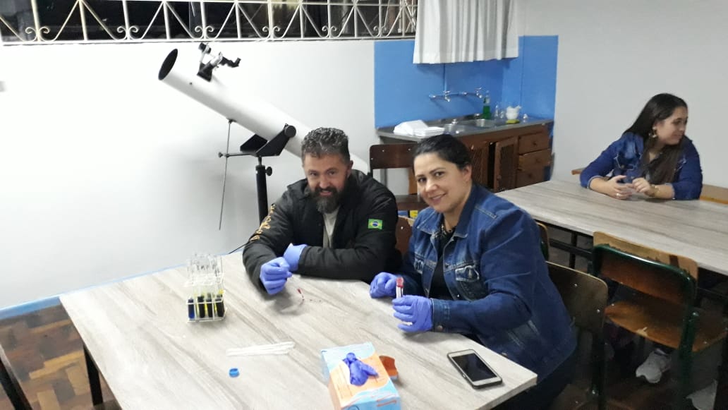Alunos aprendem na prática como laboratórios realizam testes para determinação de fator Rh e sistema ABO