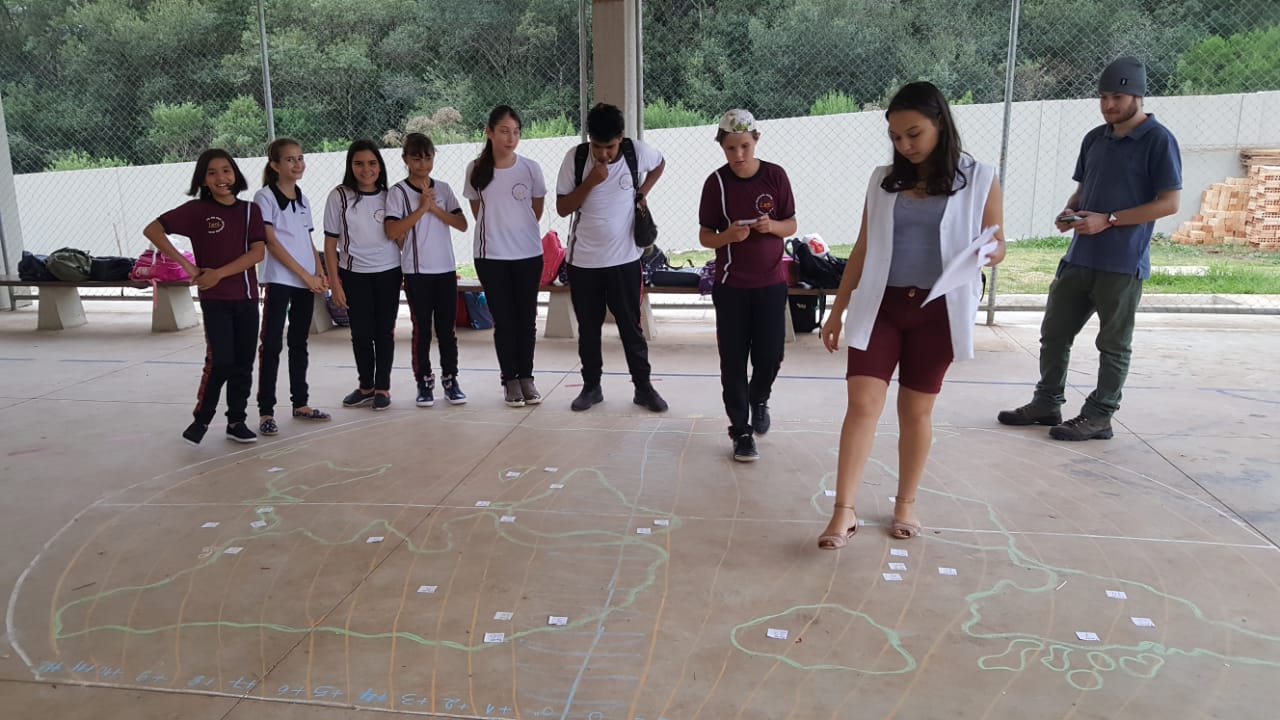 Alunos do Colégio Estadual Leni Marlene Jacob aprendem na prática “fusos horários”.
