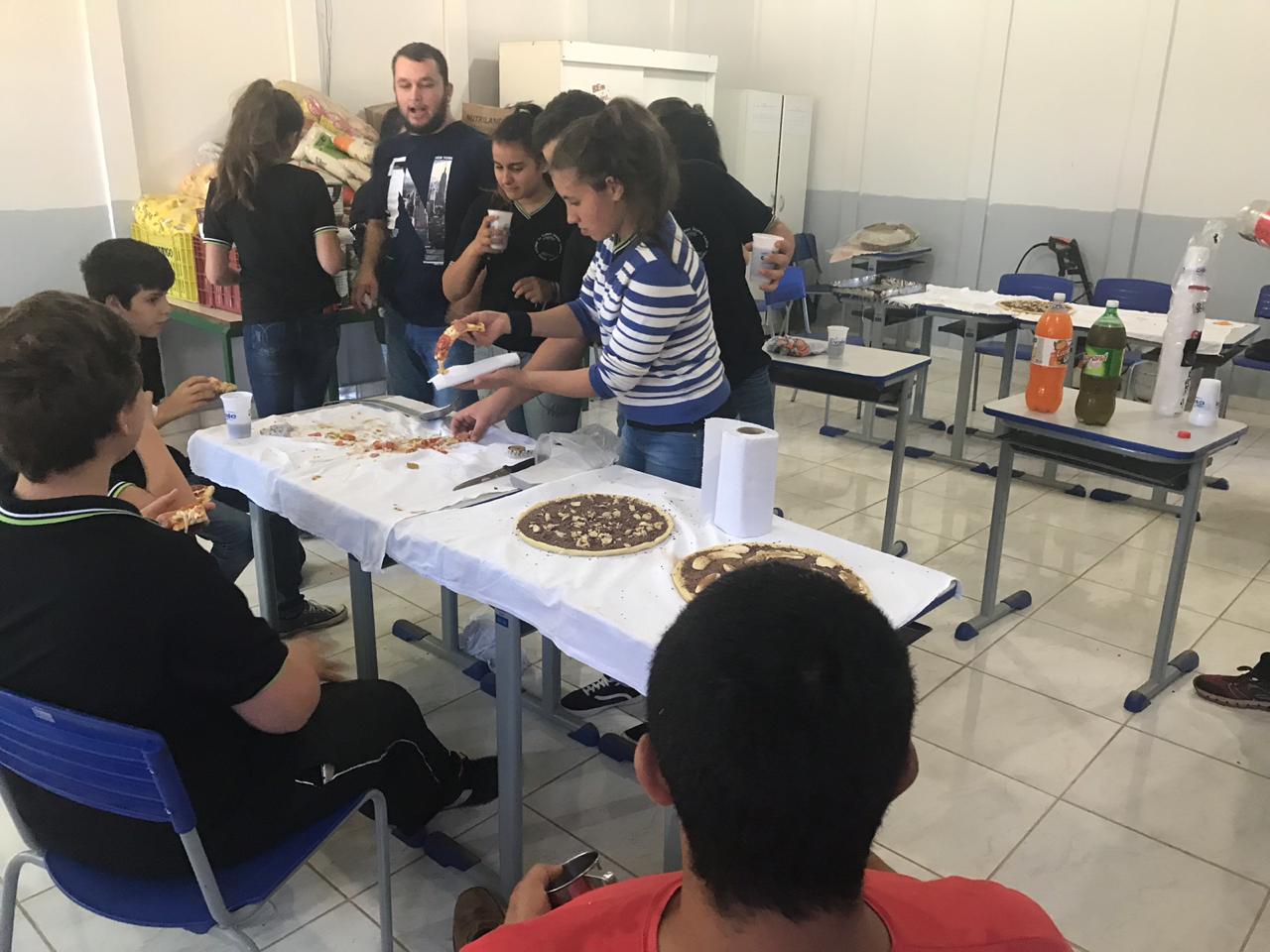 Alunos do Colégio Estadual Joanna Lechiw Thomé realizam Atividade Prática com base nos descritores da Prova Paraná.
