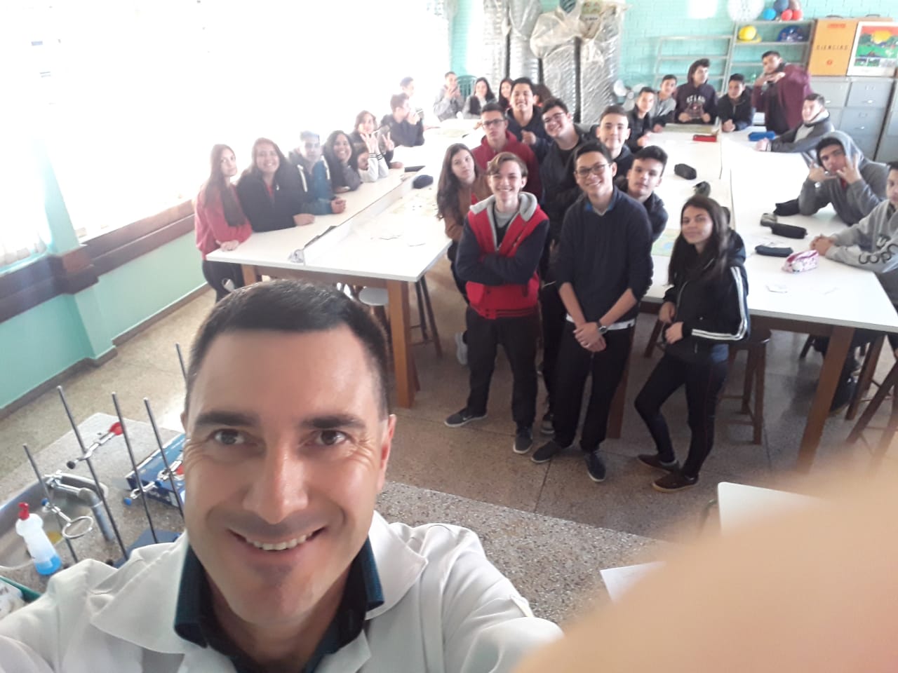 Alunos da 2ª Série, do Colégio Estadual Cristo Rei preparam cultura de leveduras e para observação ao microscópio óptico.