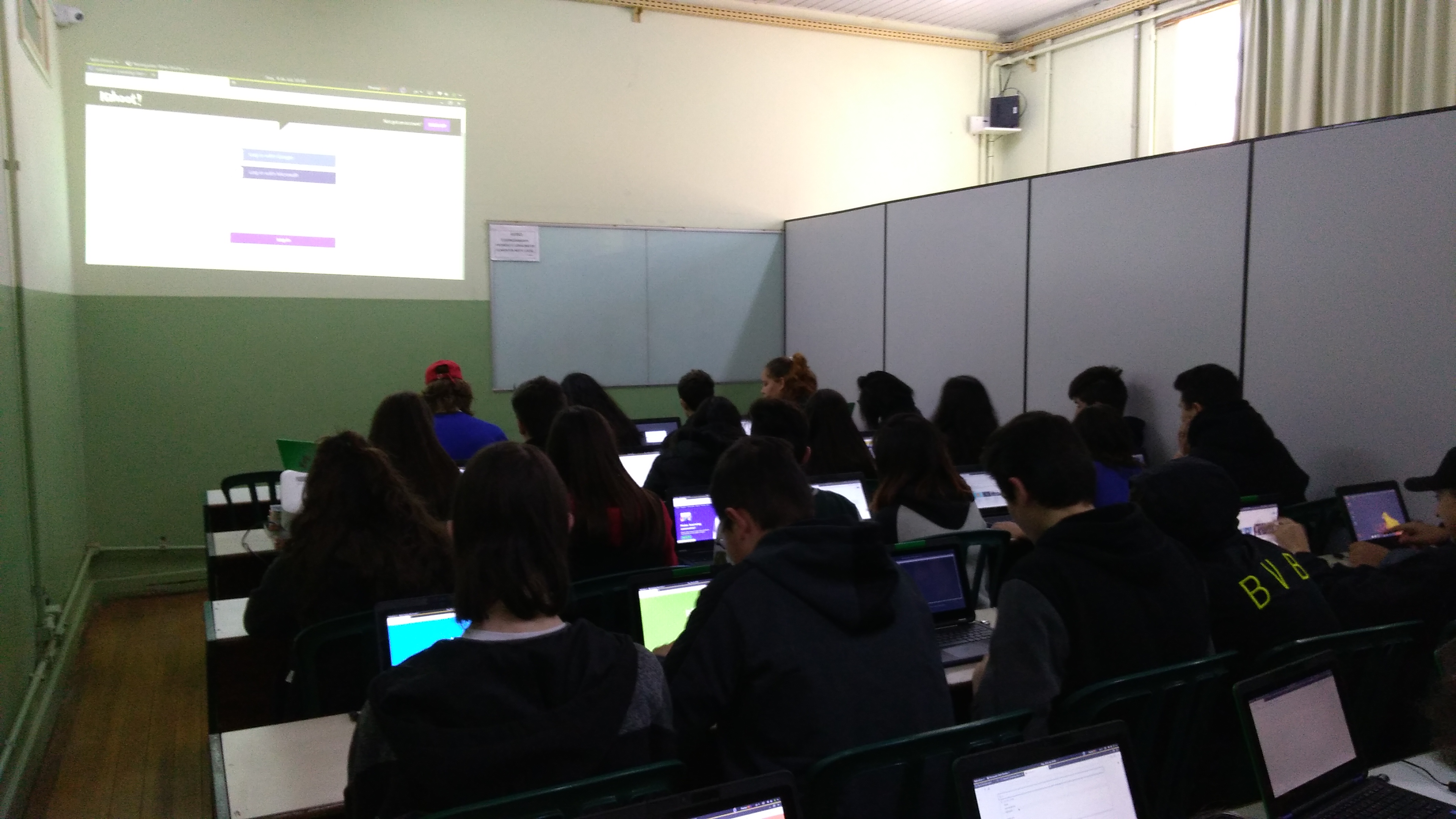 Alunos do 1ª Série, do curso Técnico em Química, retomam conteúdo de ácidos e bases, usando o aplicativo Kahoot.