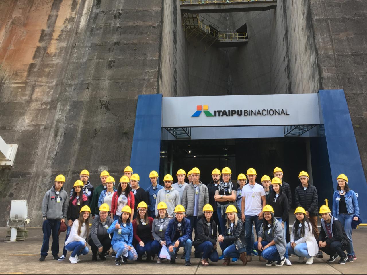 Alunos do C.E. Ana Vanda Bassara realizam visita técnica na Itaipu Binacional, Universidade Unilla e Cataratas do Iguaçu.