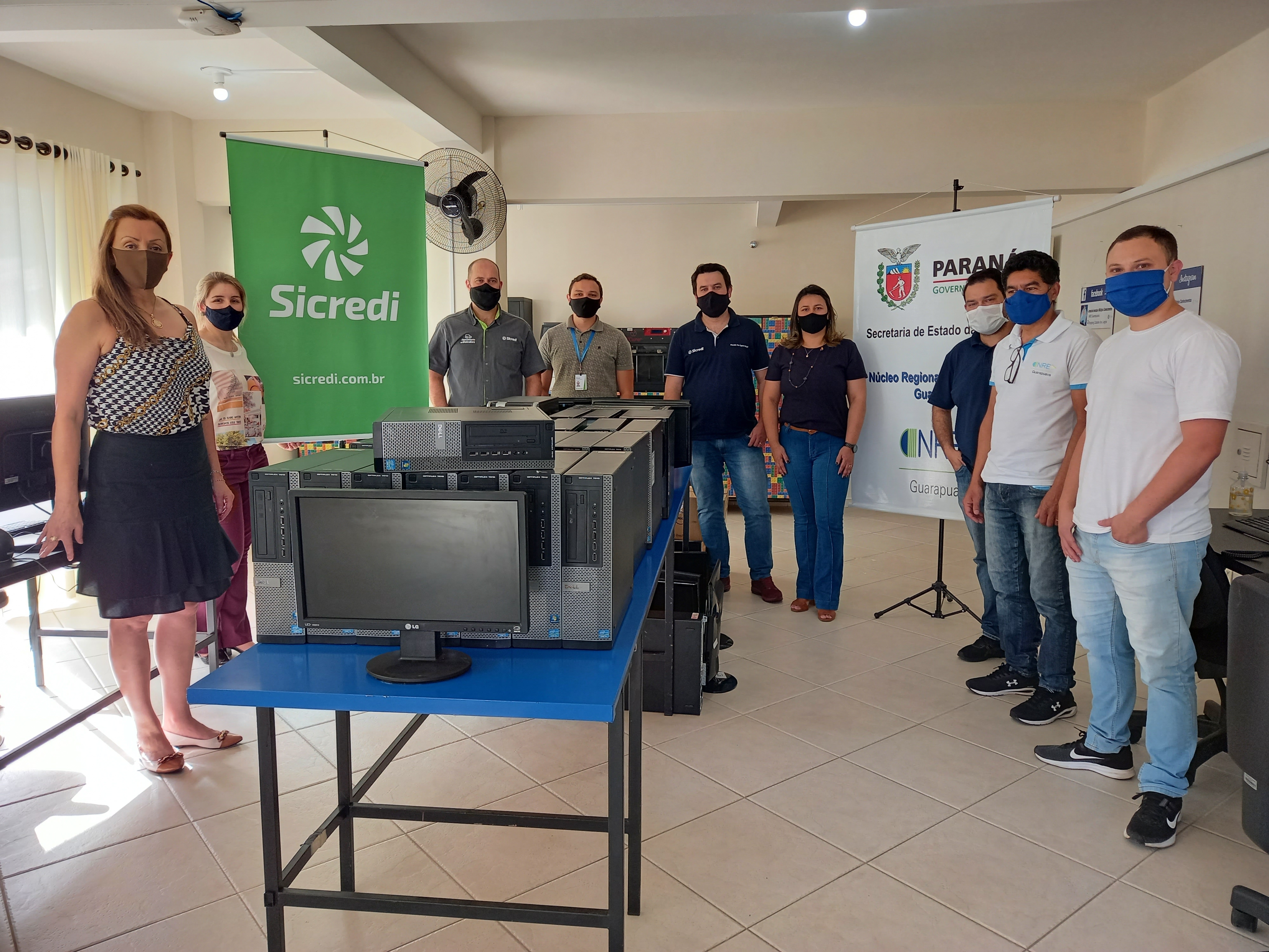 Doação de mais de 30 computadores da Cooperativa de Crédito – Sicredi.