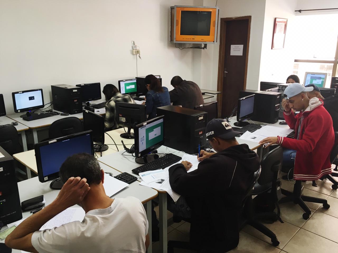 Estudantes matriculados na EJA devem confirmar a matrícula com código SMS