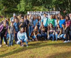 Estudantes dos Colégios Estaduais do Campo de Cachoeira e de Paz na Semana Cultural Kaigang.