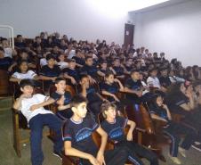 Alunos do Colégio Est. Prof. Amarílio em atividades no Sesi.