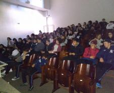 Alunos do Colégio Est. Prof. Amarílio em atividades no Sesi.