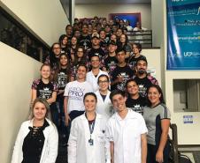 Alunos do Colégio Estadual João Ferreira Neves em aula prática, no Centro Universitário Campo Real.