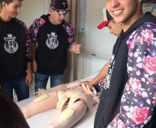 Alunos do Colégio Estadual João Ferreira Neves em aula prática, no Centro Universitário Campo Real.