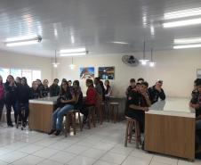 Alunos do Colégio Estadual João Ferreira Neves em aula prática, no Centro Universitário Campo Real.