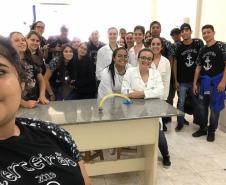 Alunos do Colégio Estadual João Ferreira Neves em aula prática, no Centro Universitário Campo Real.