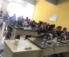 Alunos do Colégio Estadual João Ferreira Neves em aula prática, no Centro Universitário Campo Real.