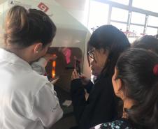 Alunos do Colégio Estadual João Ferreira Neves em aula prática, no Centro Universitário Campo Real.