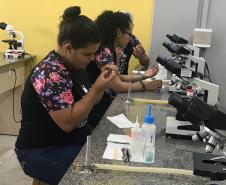 Alunos do Colégio Estadual João Ferreira Neves em aula prática, no Centro Universitário Campo Real.