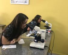 Alunos do Colégio Estadual João Ferreira Neves em aula prática, no Centro Universitário Campo Real.