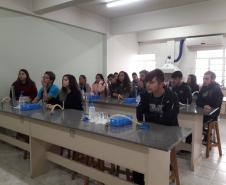 Alunos aprendendo na prática sobre o DNA