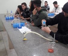 Alunos aprendendo na prática sobre o DNA