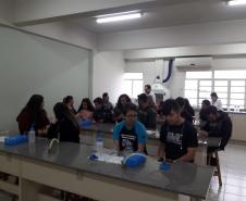 Alunos aprendendo na prática sobre o DNA