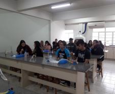 Alunos aprendendo na prática sobre o DNA
