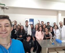 Alunos aprendendo na prática sobre o DNA