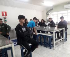 Alunos aprendendo na prática sobre o DNA