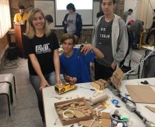 Alunos dos cursos Técnicos em Informática e Informática para Internet, participando das oficinas na SEED Lab.