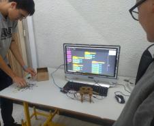 Alunos dos cursos Técnicos em Informática e Informática para Internet, participando das oficinas na SEED Lab.