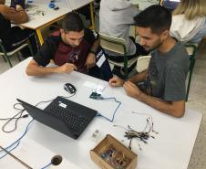 Alunos dos cursos Técnicos em Informática e Informática para Internet, participando das oficinas na SEED Lab.