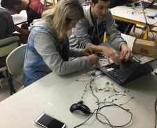 Alunos dos cursos Técnicos em Informática e Informática para Internet, participando das oficinas na SEED Lab.