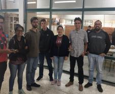 Alunos dos cursos Técnicos em Informática e Informática para Internet, participando das oficinas na SEED Lab.
