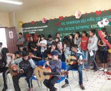 Alunos do Colégio Estadual do Campo Antonia Ayres em homenagem para as mães.