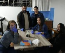 Alunos aprendem na prática como laboratórios realizam testes para determinação de fator Rh e sistema ABO