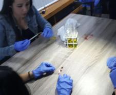Alunos aprendem na prática como laboratórios realizam testes para determinação de fator Rh e sistema ABO