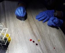 Alunos aprendem na prática como laboratórios realizam testes para determinação de fator Rh e sistema ABO