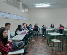 Alunos da 2ª Série A, em uma roda de conversa sobre obras literárias