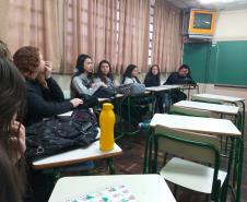 Alunos da 2ª Série A, em uma roda de conversa sobre obras literárias