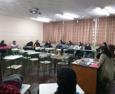 Alunos da 2ª Série A, em uma roda de conversa sobre obras literárias
