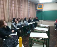 Alunos da 2ª Série A, em uma roda de conversa sobre obras literárias