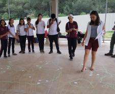 Alunos do Colégio Estadual Leni Marlene Jacob aprendem na prática “fusos horários”.