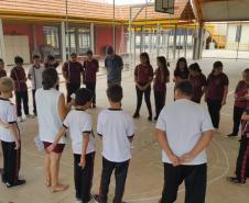 Alunos do Colégio Estadual Leni Marlene Jacob aprendem na prática “fusos horários”.