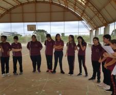 Alunos do Colégio Estadual Leni Marlene Jacob aprendem na prática “fusos horários”.