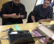 Em parceria com o Projeto Ciência, Tecnologia e Inovação da UNICENTRO, sob orientação do Professor Dr. Ricardo Yoshimitsu Miyahara e apoio da Professora Ms. Katia Santos, os bolsistas do projeto irão dar formação de Arduino aos professores da rede estadual de ensino.