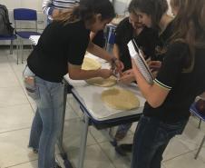 Alunos do Colégio Estadual Joanna Lechiw Thomé realizam Atividade Prática com base nos descritores da Prova Paraná.

