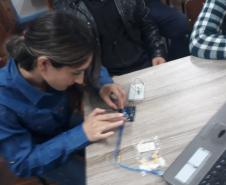 Alunos do CEEBJA Guarapuava realizam aula prática com utilização do Arduíno.