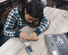 Alunos do CEEBJA Guarapuava realizam aula prática com utilização do Arduíno.