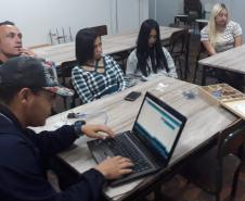 Alunos do CEEBJA Guarapuava realizam aula prática com utilização do Arduíno.