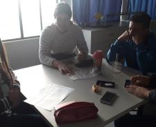 Alunos da 1ª Série, do Colégio Est. de Ed. Profissional Arlindo Ribeiro (Agrícola), em aula laboratorial sobre a estrutura e função dos ácidos nucléicos.