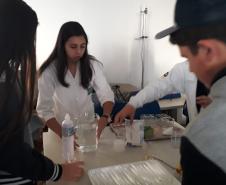 Alunos da 1ª Série, do Colégio Est. de Ed. Profissional Arlindo Ribeiro (Agrícola), em aula laboratorial sobre a estrutura e função dos ácidos nucléicos.